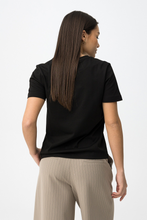 Cargar imagen en el visor de la galería, CAMISETA KENNIE NEGRA