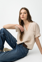 Cargar imagen en el visor de la galería, BLUSA CAMINHO BEIGE