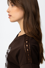 Cargar imagen en el visor de la galería, CAMISETA JERMAINE CHOCOLATE