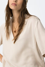 Cargar imagen en el visor de la galería, BLUSA AMORA BEIGE