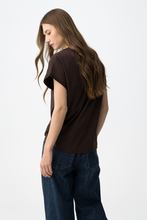 Cargar imagen en el visor de la galería, CAMISETA NATALIE CHOCOLATE