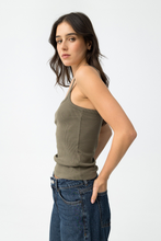 Cargar imagen en el visor de la galería, CONJUNTO DE TRES CAMISETAS OLIVE