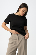 Cargar imagen en el visor de la galería, CAMISETA KENNIE NEGRA