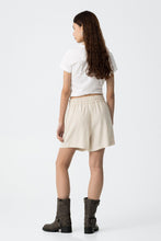 Cargar imagen en el visor de la galería, PANTALON CORTO ALFIE BEIGE