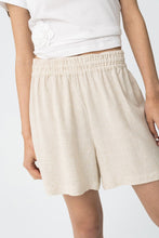 Cargar imagen en el visor de la galería, PANTALON CORTO ALFIE BEIGE