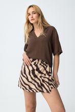 Cargar imagen en el visor de la galería, BLUSA AMORA CHOCOLATE