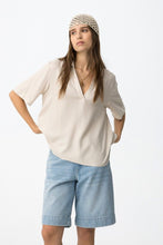 Cargar imagen en el visor de la galería, BLUSA AMORA BEIGE
