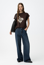 Cargar imagen en el visor de la galería, CAMISETA NATALIE CHOCOLATE