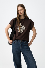 Cargar imagen en el visor de la galería, CAMISETA NATALIE CHOCOLATE