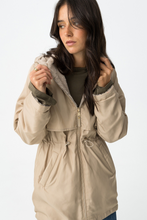 Cargar imagen en el visor de la galería, CHAQUETA ROCKY BEIGE