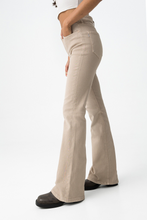 Cargar imagen en el visor de la galería, JEANS ZOE BEIGE