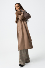 Cargar imagen en el visor de la galería, ABRIGO DOURADA