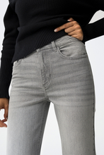 Cargar imagen en el visor de la galería, JEANS MEGAN 58 GRIS