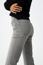 Cargar imagen en el visor de la galería, JEANS MEGAN 58 GRIS