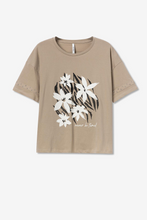 Cargar imagen en el visor de la galería, CAMISETA JUNGLE BEIGE