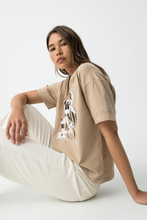 Cargar imagen en el visor de la galería, CAMISETA JUNGLE BEIGE