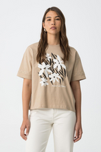 Cargar imagen en el visor de la galería, CAMISETA JUNGLE BEIGE