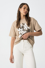 Cargar imagen en el visor de la galería, CAMISETA JUNGLE BEIGE