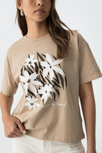 Cargar imagen en el visor de la galería, CAMISETA JUNGLE BEIGE