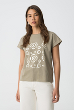 Cargar imagen en el visor de la galería, CAMISETA KIKA VERDE