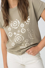 Cargar imagen en el visor de la galería, CAMISETA KIKA VERDE