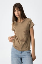 Cargar imagen en el visor de la galería, CAMISETA LYON BEIGE