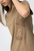 Cargar imagen en el visor de la galería, CAMISETA LYON BEIGE